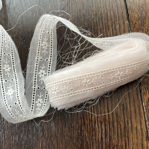 Very light semi sheer pink organdy trim w white embroidered flowers, 2.5 yards - Picture 3 of 4